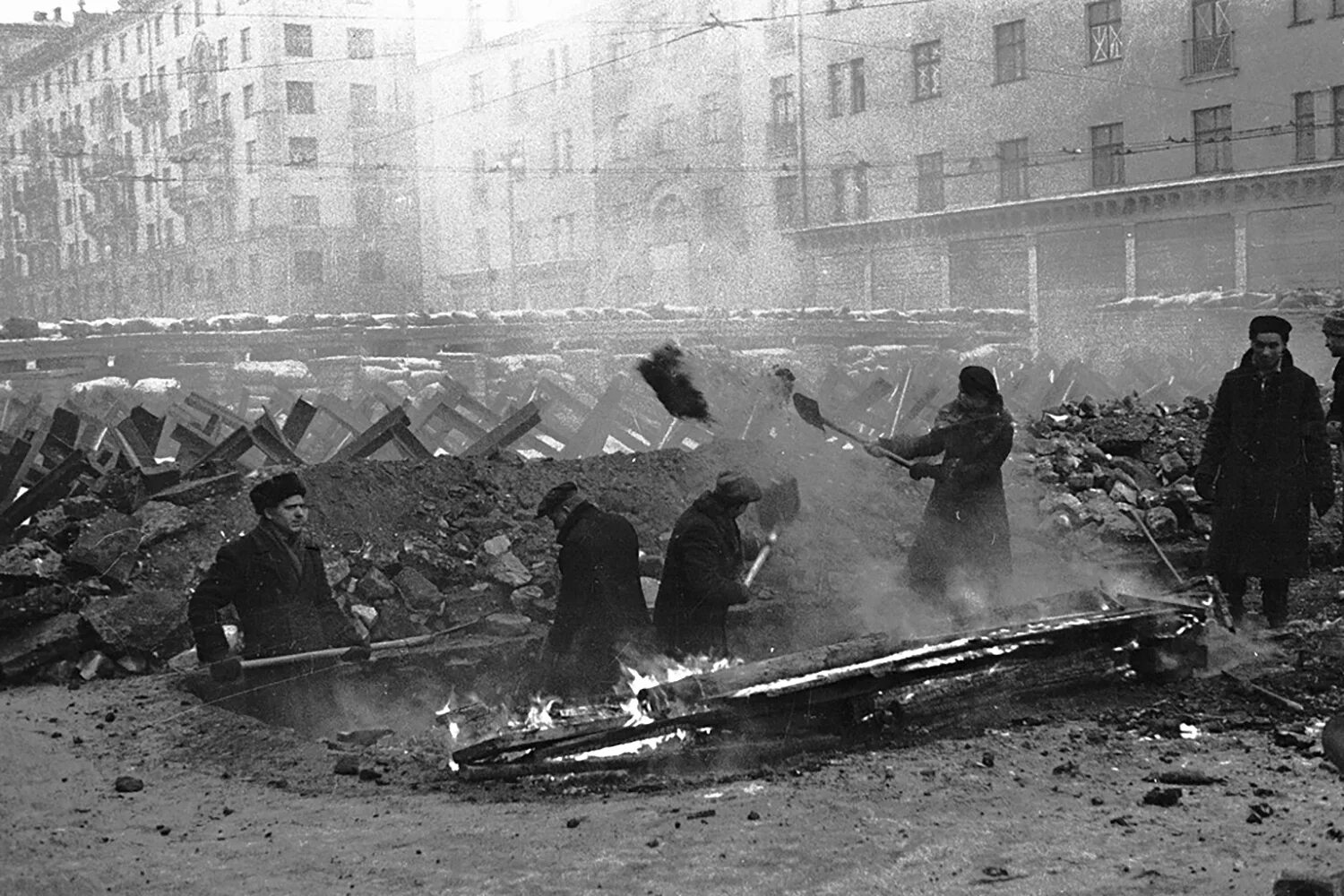 Москва военное время. Баррикады в Москве 1941. Оборона Москвы 1941. Московская паника 1941. Москва на осадном положении 1941.