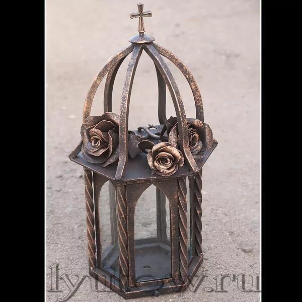 Лампада с металлической крышкой. Лампада из металла. Лампада на ножке. Фонарь-лампадка ритуальный. Фонарь лампадка на кладбище.