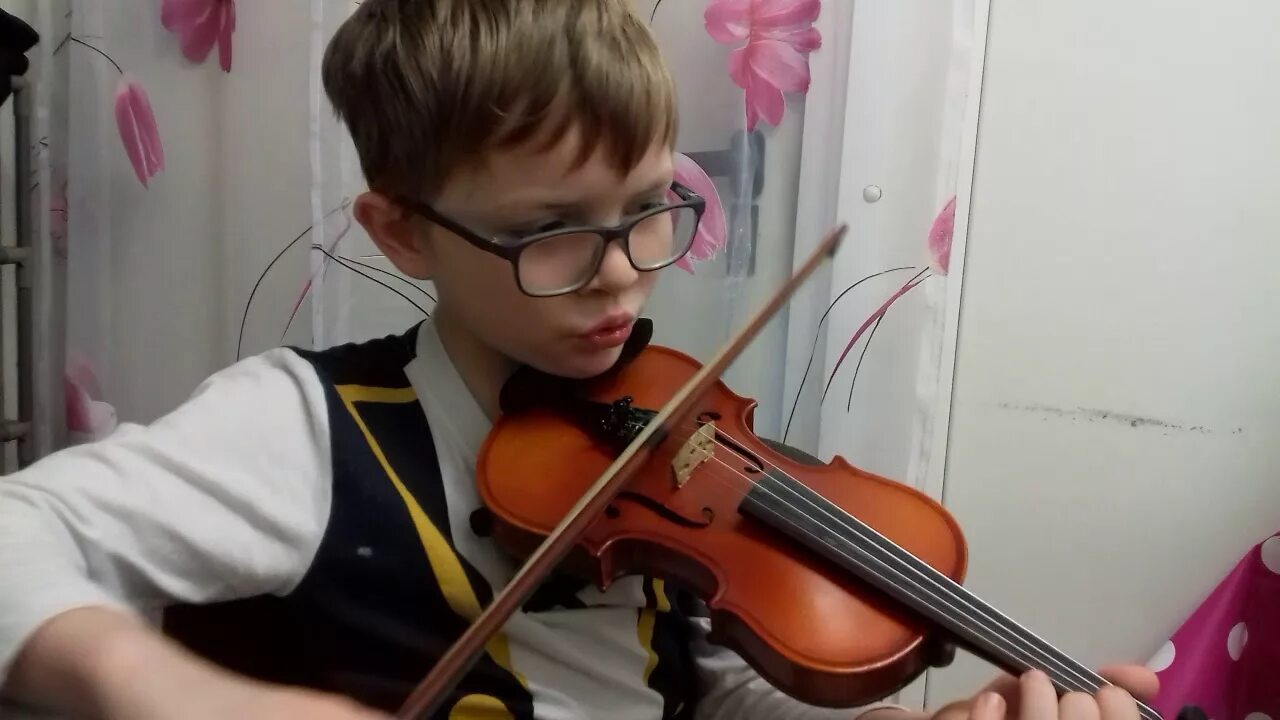 Музыкальная школа скрипка. Скрипачки музыкальная школа. Класс скрипки в музыкальной школе. Играть первую скрипку это