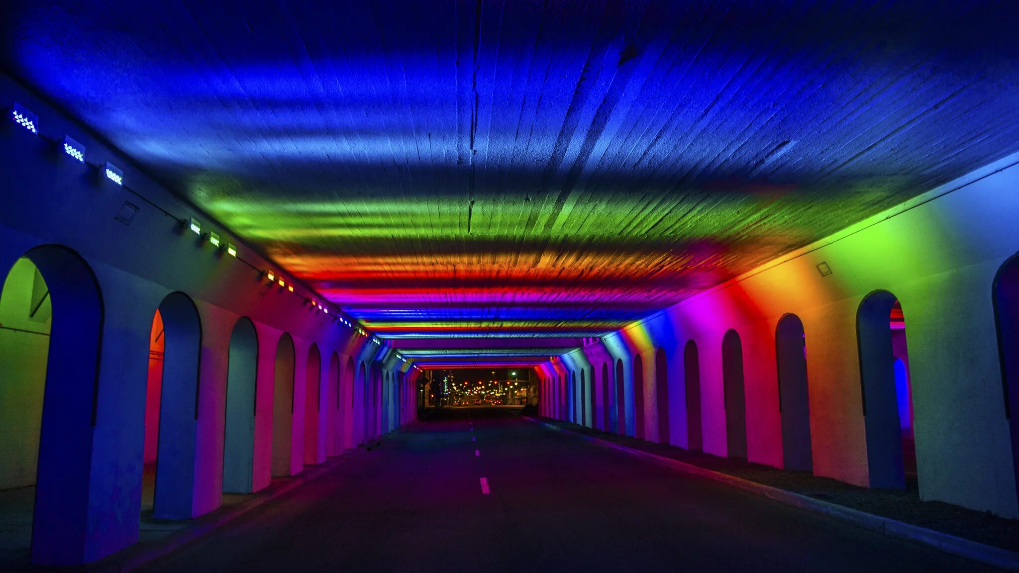 Включи свет разный. Рудужный туннель. Неоновый тоннель. Радужный тоннель. Неоновые объекты.