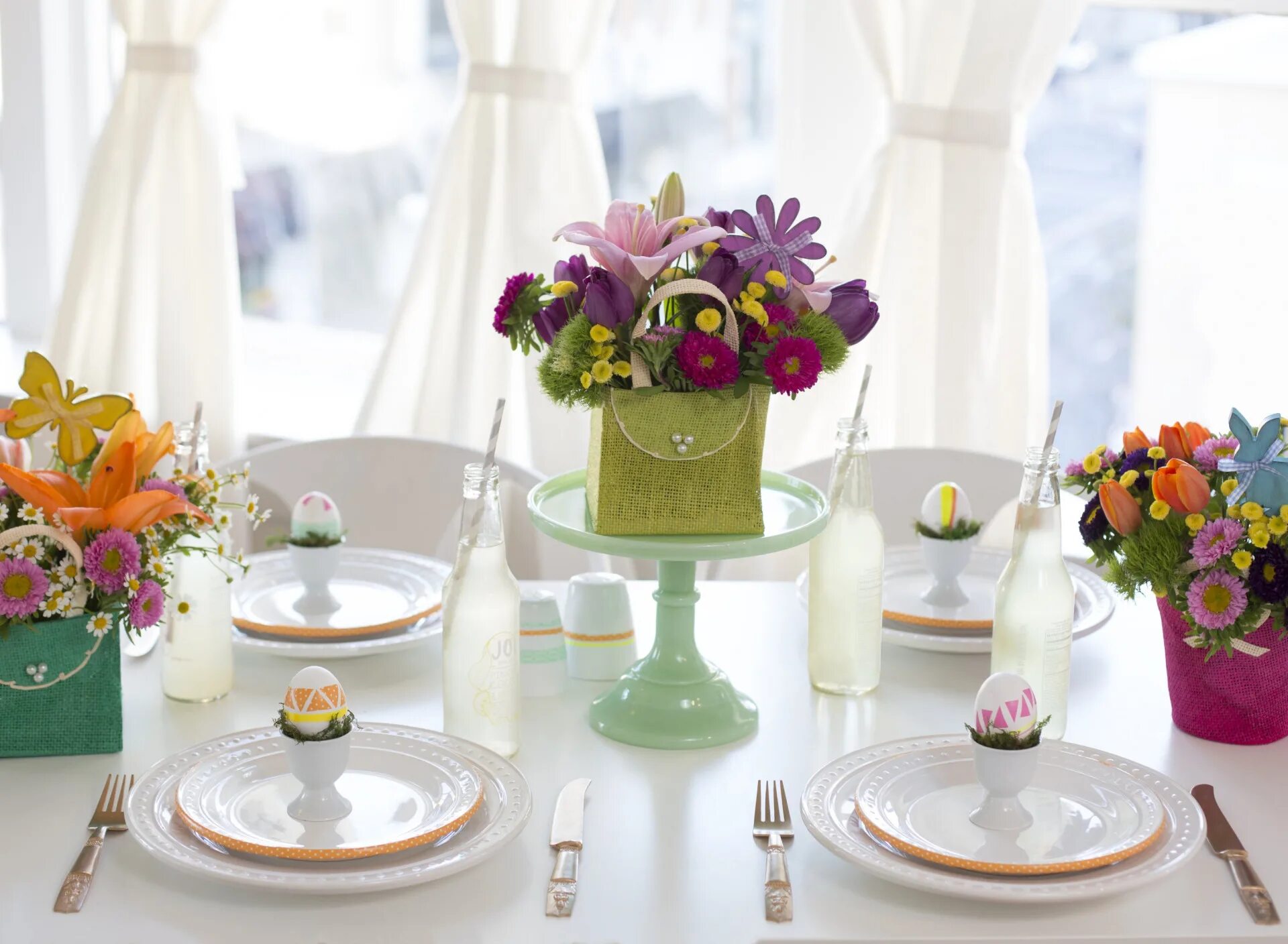 Красивая сервировка стола. Сервировка цветов. Цветы на праздничном столе. Украшение стола цветочными композициями. Украшение стола.