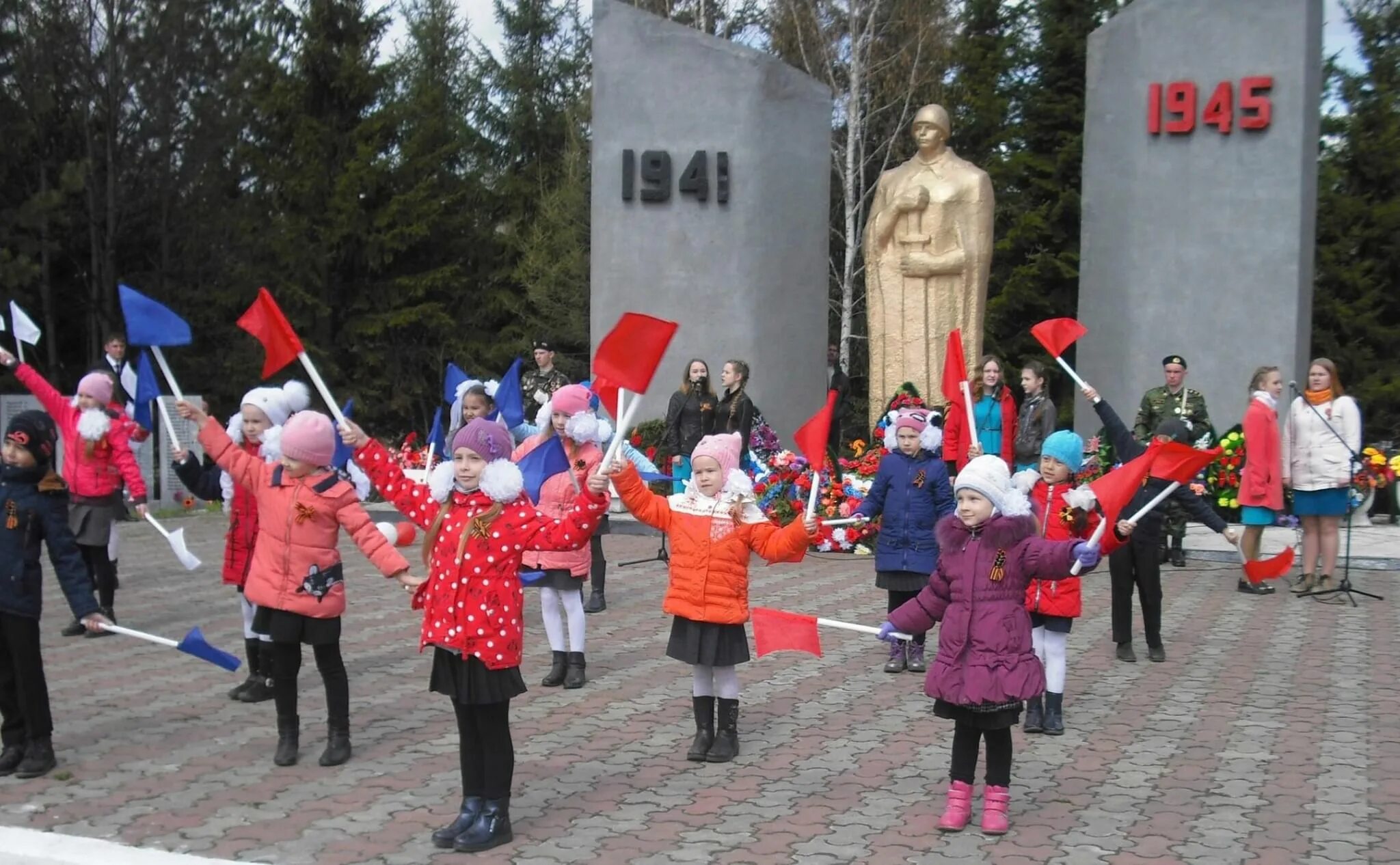 Сценарий митинга на 9 мая день победы у памятника в селе. Сценарии митинга у памятника. Монумент славы новосибирск фото 9 мая. Блокаде ленинграда посвящается. Митинг на 9 мая у памятника в селе.
