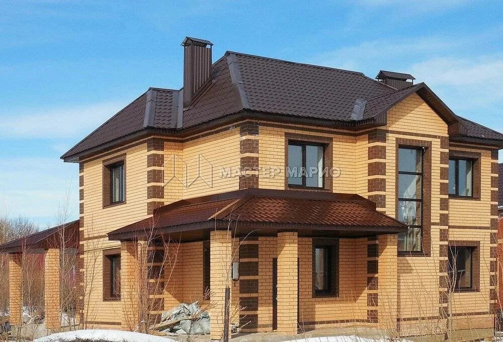 Фасад кирпичного дома. Тербунский гончар корица. Фасад из коричневого кирпича. Желто коричневый фасад. Фасад с коричневыми окнами.