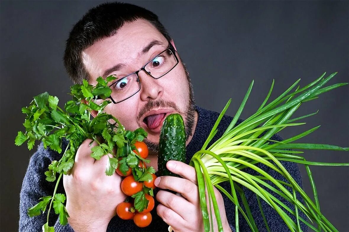 Мужчина с овощами. Мужчина с фруктами. Человек ест овощи и фрукты. Человек овощ. Есть овощи на ночь