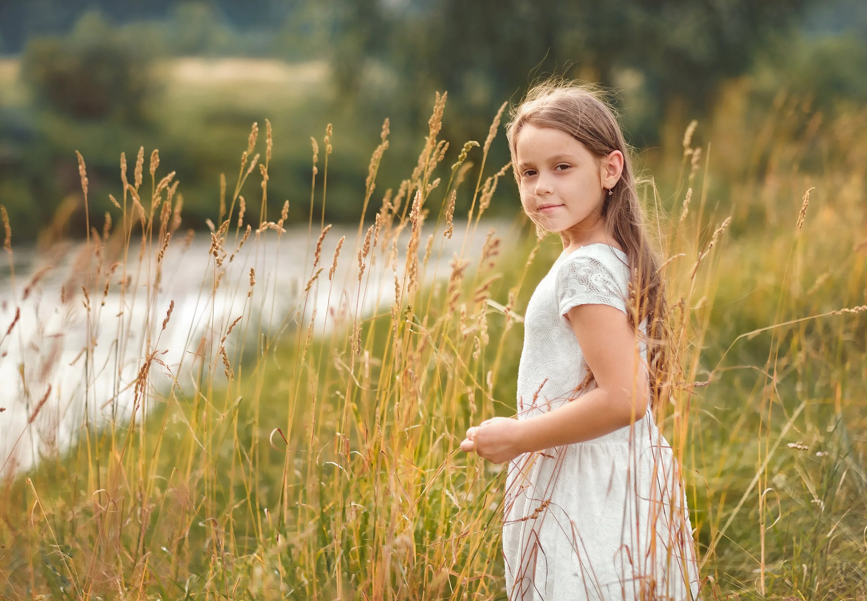 Field children. Девочка. Дети в поле. Девочки подростки на поле. Ребенок девочка.