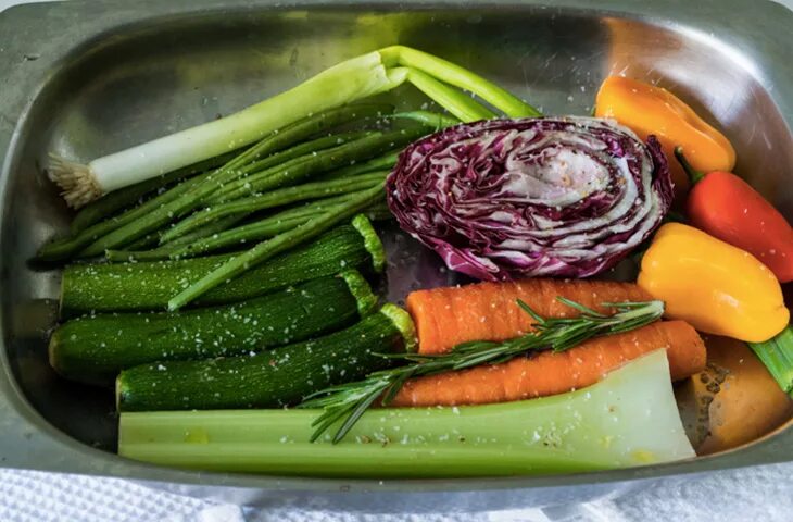 Запеченные овощи с соевым соусом. Запекание овощей. Печеные овощи. Овощи в блюдо для запекания. Подпеченные овощи.