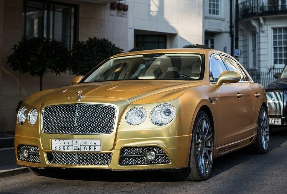 Gold car. Бентли Flying Spur золотой. Bentley Flying Spur золотой. Бентли для шейхов. Золотая машина.