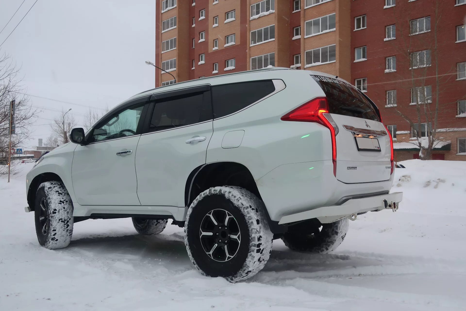 Паджеро спорт размер шин. Mitsubishi Pajero Sport на 35 колесах. Mitsubishi Pajero Sport 2.4. Pajero Sport 35 колеса. Паджеро спорт 3 на 35 колесах.