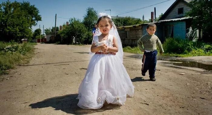 Вышла замуж с двумя детьми. Сельская свадьба. Деревенская свадьба. Цыгане свадьба в 12 лет. Цыганская свадьба в 12 лет.