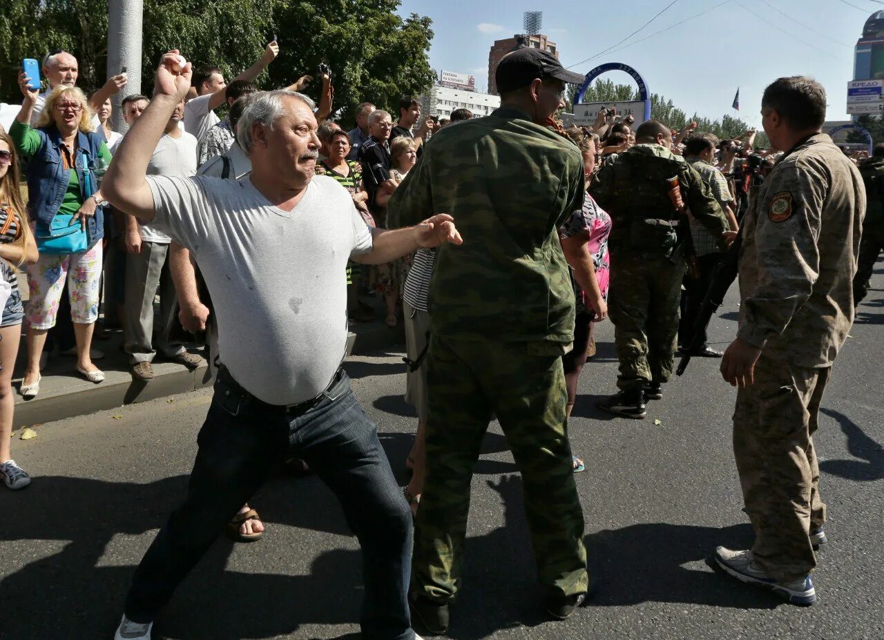 Парад военнопленных в донецке 2014. Донецк 24 августа 2014 парад пленных. Парад пленных в донецке. Парад пленных донецк 2014. Парад военнопленных в донецке 2014.
