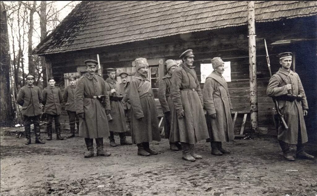 Плен в первую мировую. Лагерь военнопленных 1 мировой войны. русские пленные 1 мировая война. пленные русские солдаты первой мировой войны.