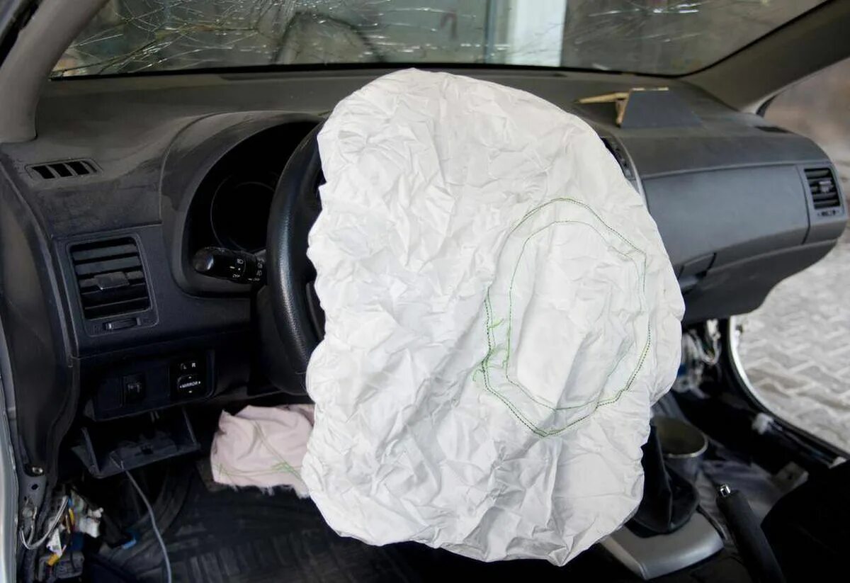Подушки безопасности в автомобиле. Сработанная подушка безопасности. Подушка безопасности авария. Подушка безопасности пассажира.
