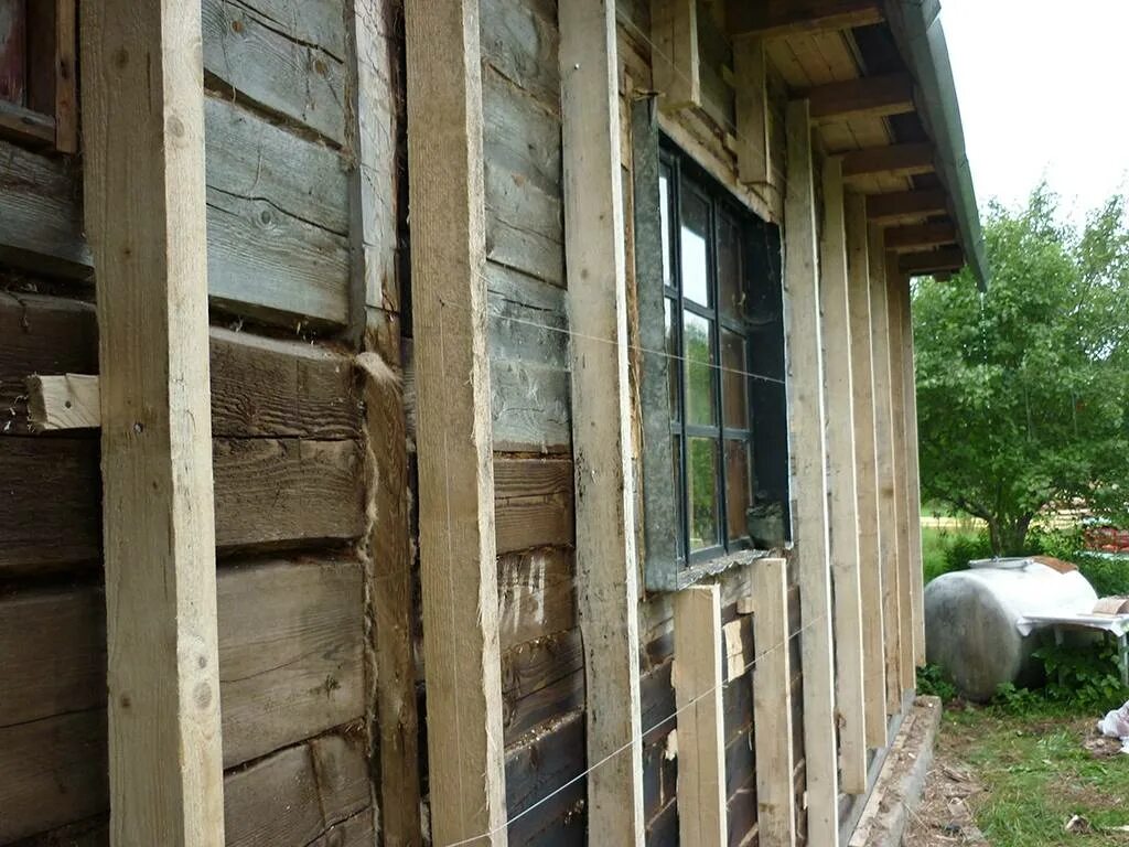 Капитальный ремонт старого дома. Реставрируем старый деревянный дом. Реконструкция старых деревянных домов. Стена старого деревянного дома. Реконструкция деревянных стен.