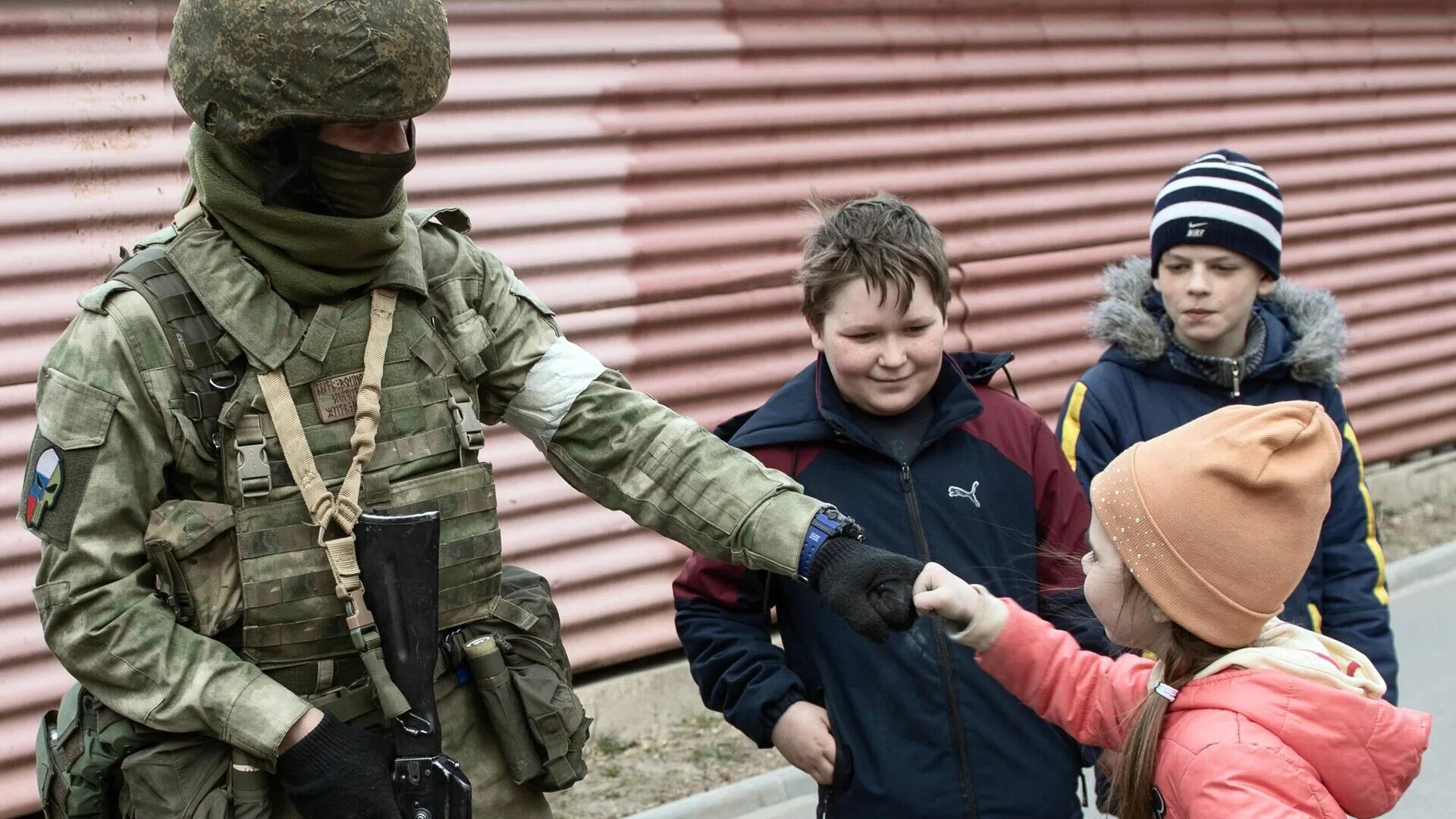 Российский солдат с ребенком. Российский военный с ребенком. Русский военный с ребенком. Русский военный с детьми на Украине. Муж пришел с сво