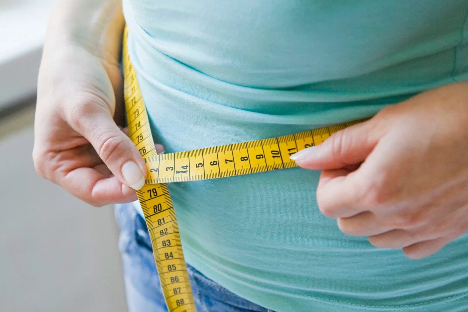 Weight meaning. Лишний вес. Избыточный вес. Человек измеряет талию. Для похудения.