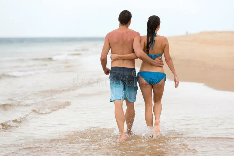 Пары гуляют по пляжу. Гулять на пляже. Мужчина гуляет по пляжу. Гуляющая парочка на пляже. Пока муж на пляже