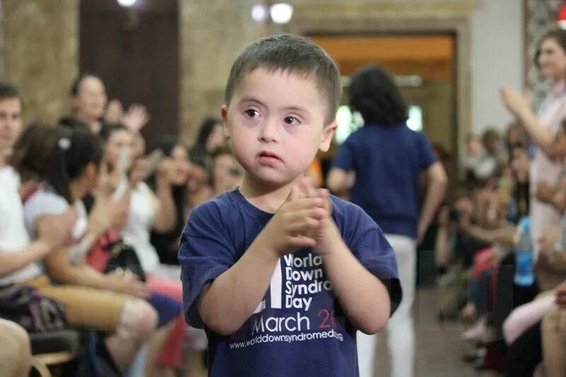 Инвалид дцп. Дети дауны в обществе. Дети с ограниченными возможностями. Дети умственные инвалиды. Современная благотворительность.