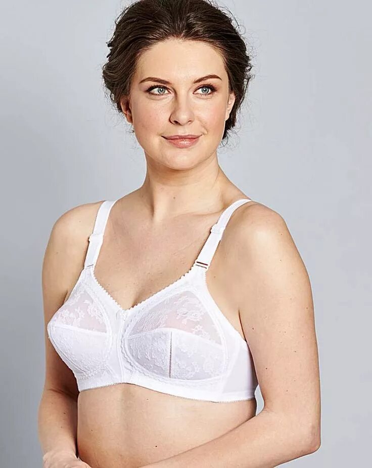 В возрасте в лифчиках. Triumph Bra Retro. Triumph Doreen 50. Дамы в бюстгальтере.