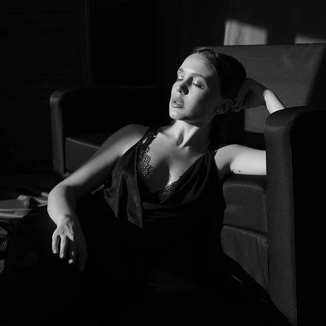 сайты черно белого фото. ч/б фотографии. фотосессия в стиле одиночество. красивый фон для портрета. питер линдберг.