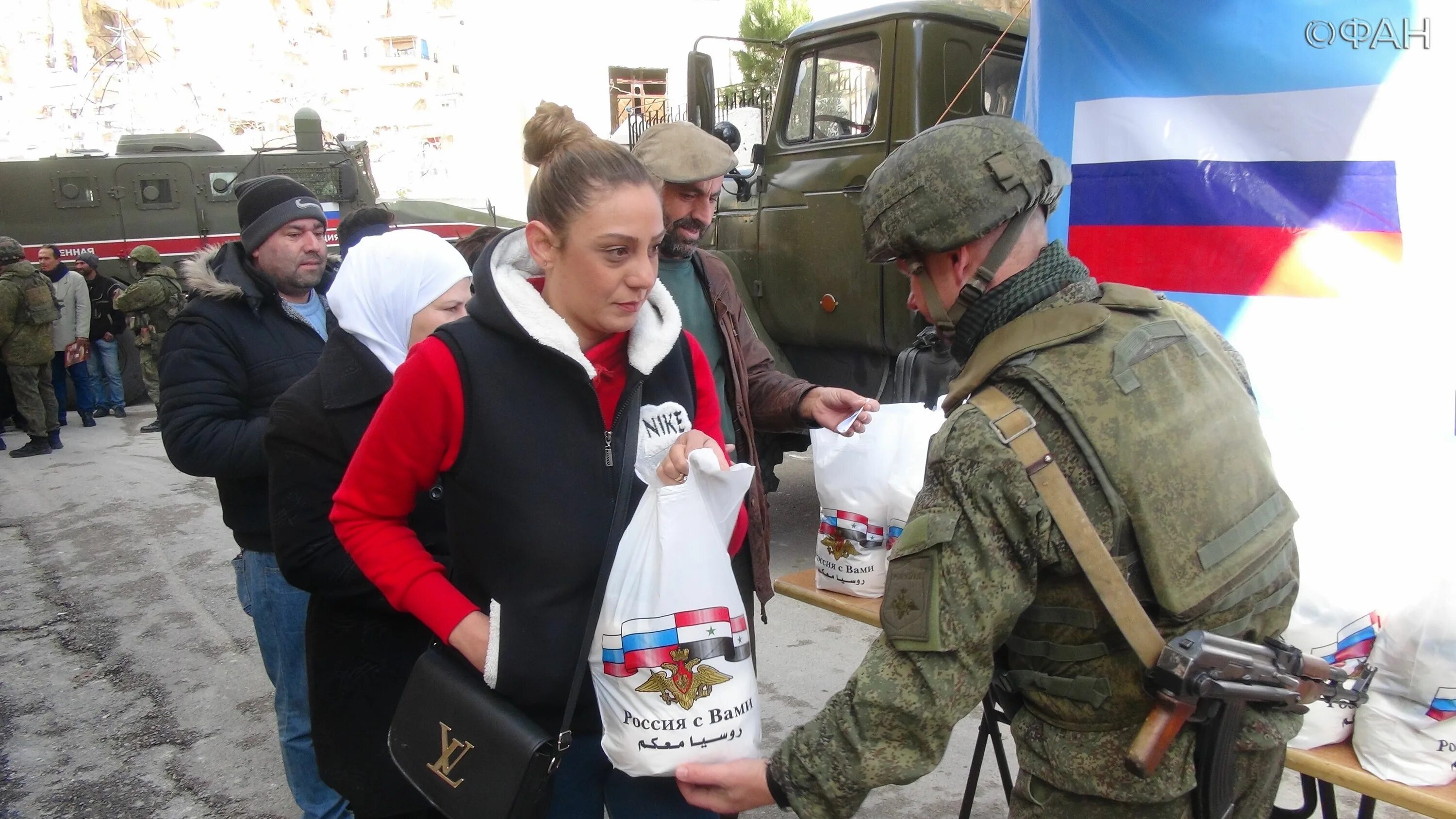 Российские военные в Сирии. Боевая обстановка в Сирии. Российские военнослужащие в Сирии гуманитарная. Сирийские солдаты.