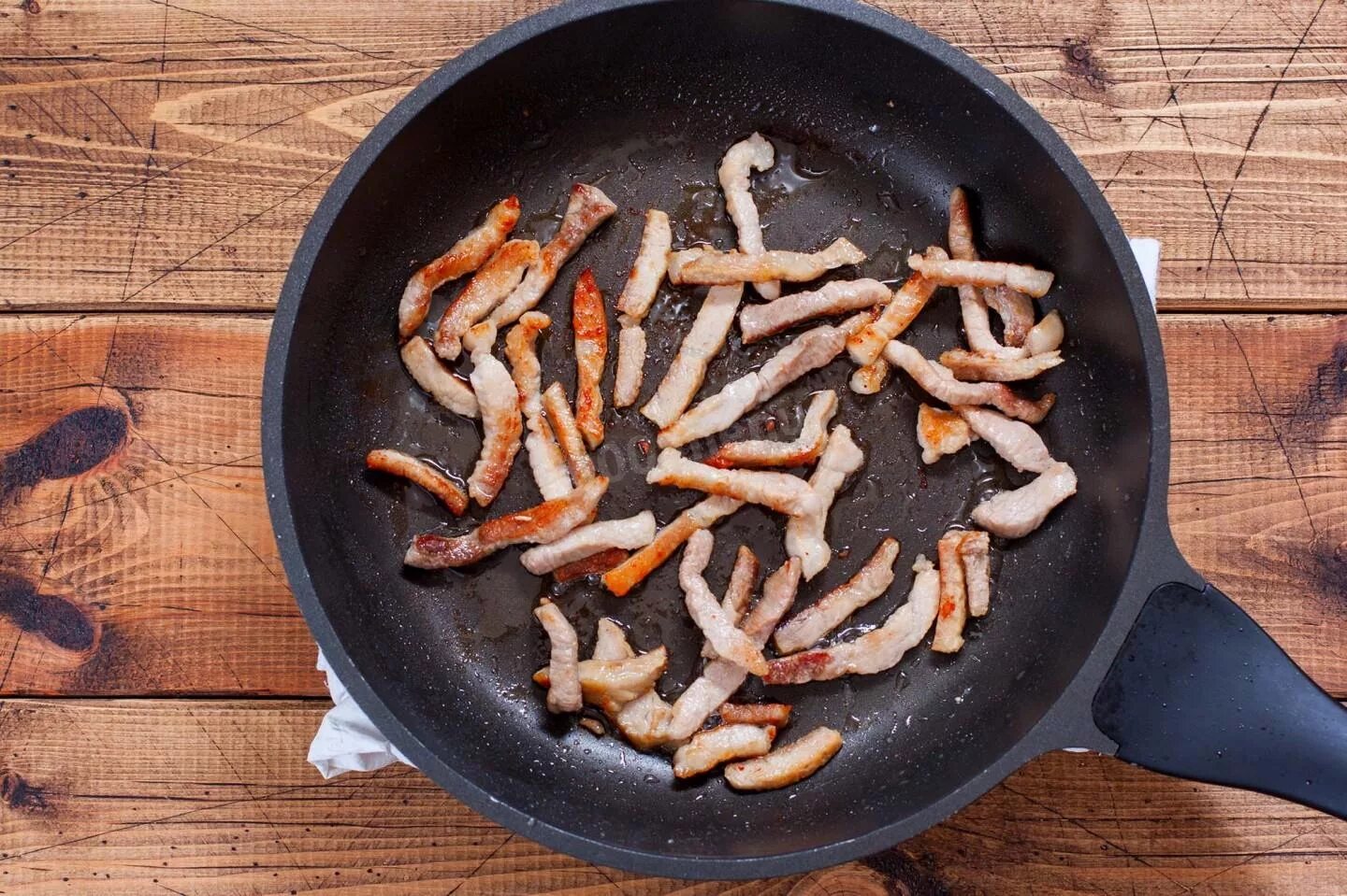 Пожарить вырезку на сковороде. Мясо на сковородке. Мясо соломкой на сковороде. Говядина соломкой на сковороде. Вырезка с луком на сковороде.