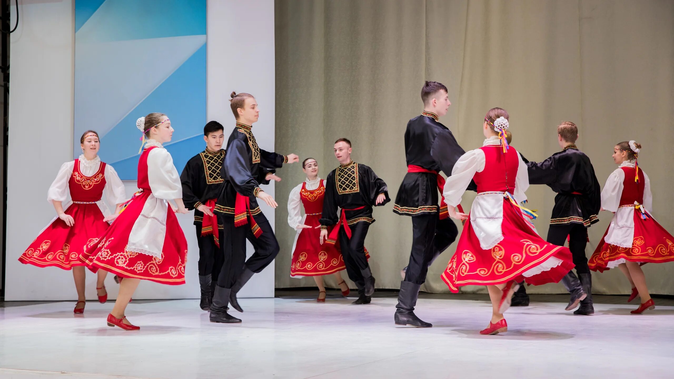 Русские народные пляски. Русский танец спб. Русский народный костюм для танца. Народный хореографический ансамбль барыня. Народные танцы.