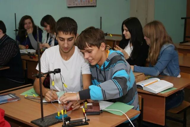 Что такое лицей 4 класс. Мбоу лицей 4 россошь. Лицей 4 россошь учителя. Сайт лицея 4 россоши. Фото лицей 4 россошь.