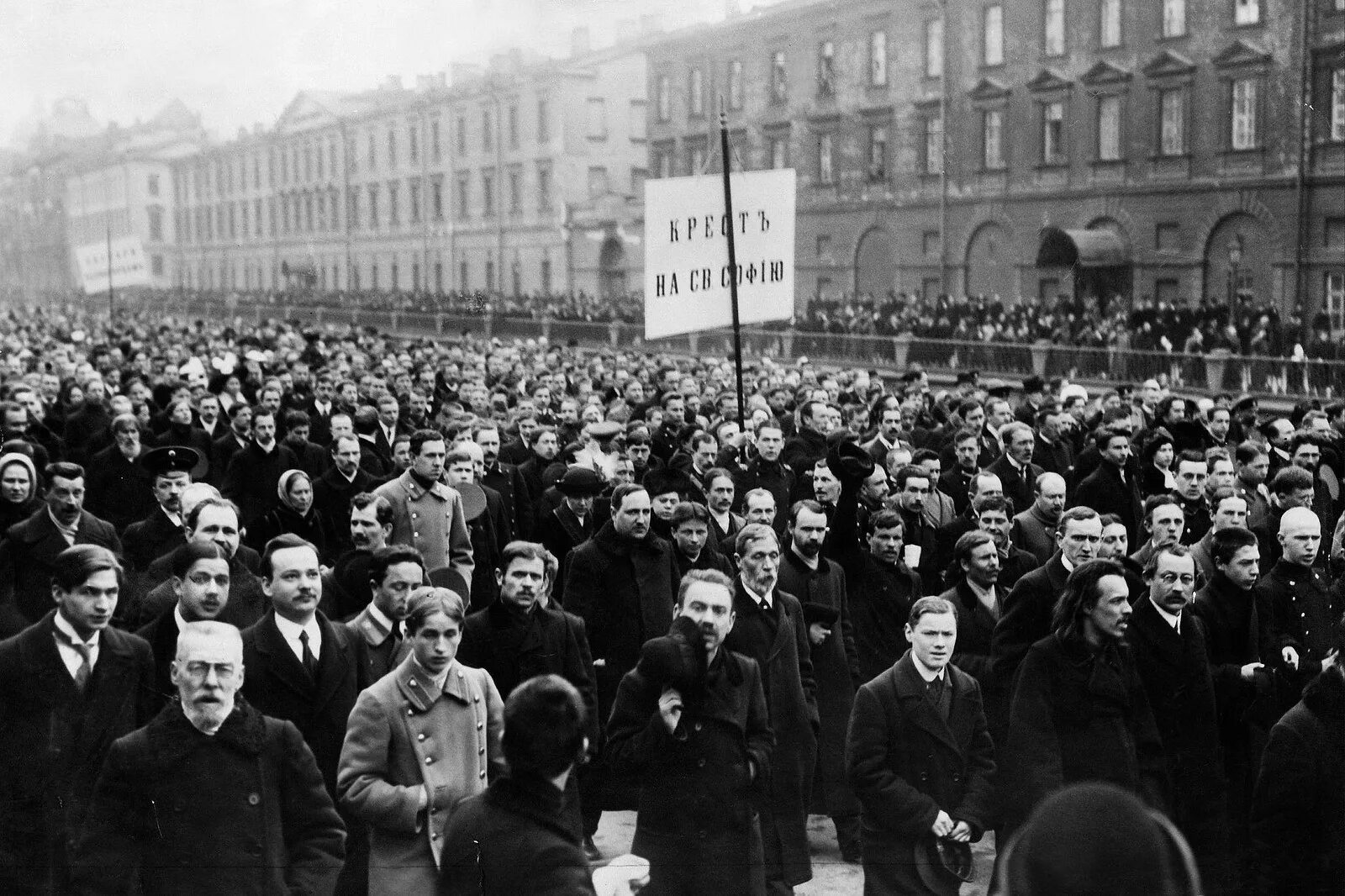 Дворцовая площадь 1914 1 августа. Манифестация в Санкт-Петербурге 1914 год. Манифестация на Дворцовой площади 1914. Петербург в 1914 году.