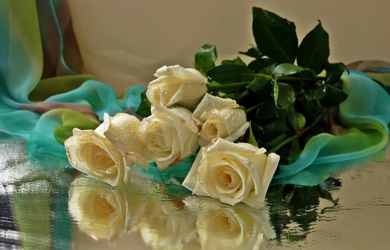 Доброе утро любимая розы. Открытки с днем рождения белые розы. Розы для любимой. Утренний букет роз.