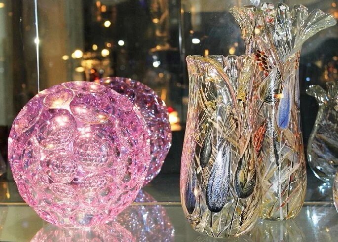 Разбитый стеклянный стакан. Разбитая ваза. Стеклянные вещи. Треснутый бокал. Современные хрустальные вазы для цветов.