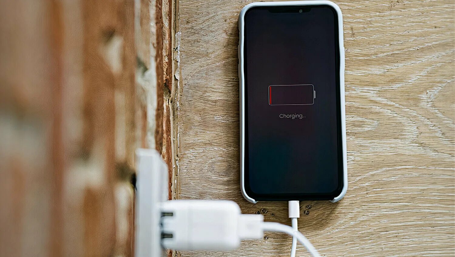 Голосовая зарядка. Iphone Charger. Iphone Charging. Быстрая зарядка айфона реклама.