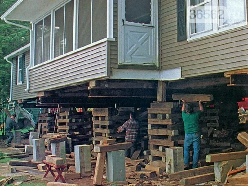 Реконструкция старого фундамента деревянного дома. Поднять дачный домик. Поддомкратить деревянный дом. Фундамент под старый дом. Почему поднимают дом.