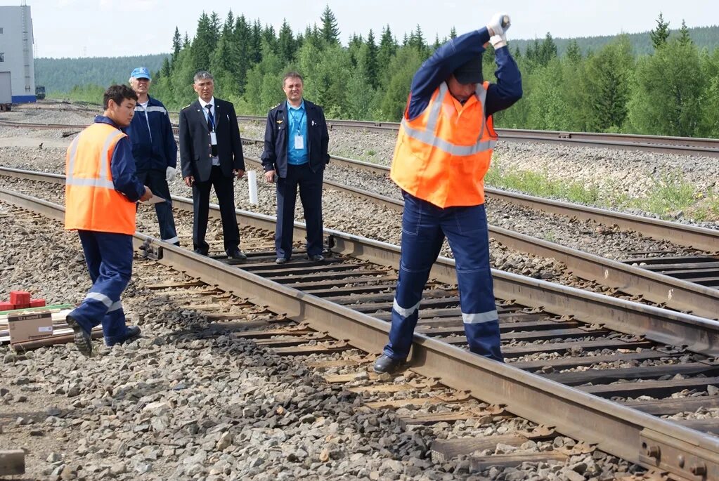 Путейцы (путевые обходчики). Форма монтера пути РЖД. Монтер пути РЖД Путевая Машинная станция. Путейцы ЖД.