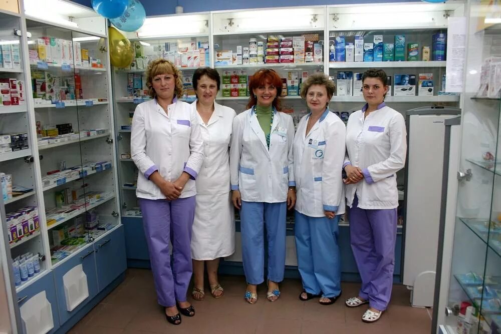 лаборатории с коронавирусом. фармацевтическое консультирование. фармацевт первостольник. персонал аптеки. фармацевт с лекарствами.