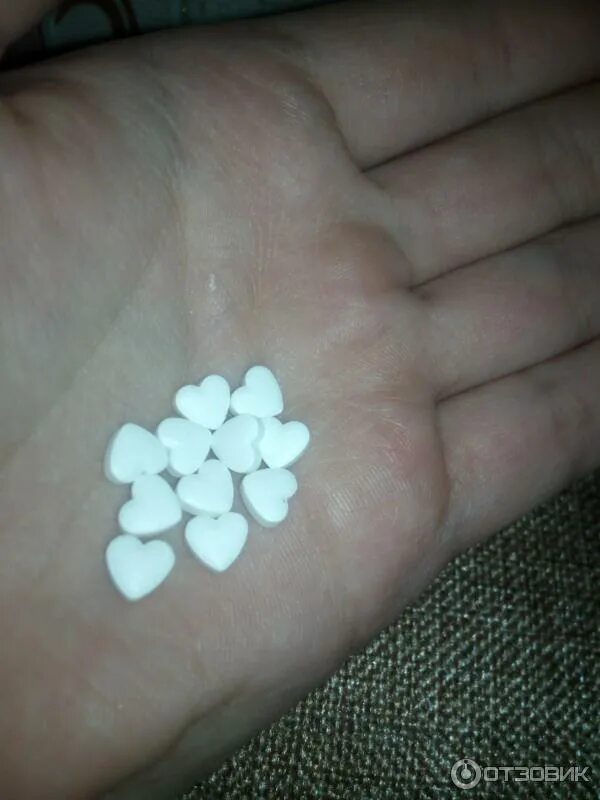 Таблетки кардиомагнил на столе. Кардиомагнил синяки. Кардиомагнил синяки. Кардиомагнил 100 таблеток сердечком дозировка. Кардиомагнил 1 таблетка.