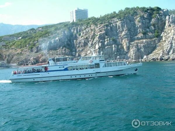 Теплоход крым морские прогулки ялта. Ласточкино гнездо с теплохода. Морская прогулка ялта ласточкино гнездо. Ласточкино гнездо с теплохода. Теплоход ялта ласточкино гнездо.