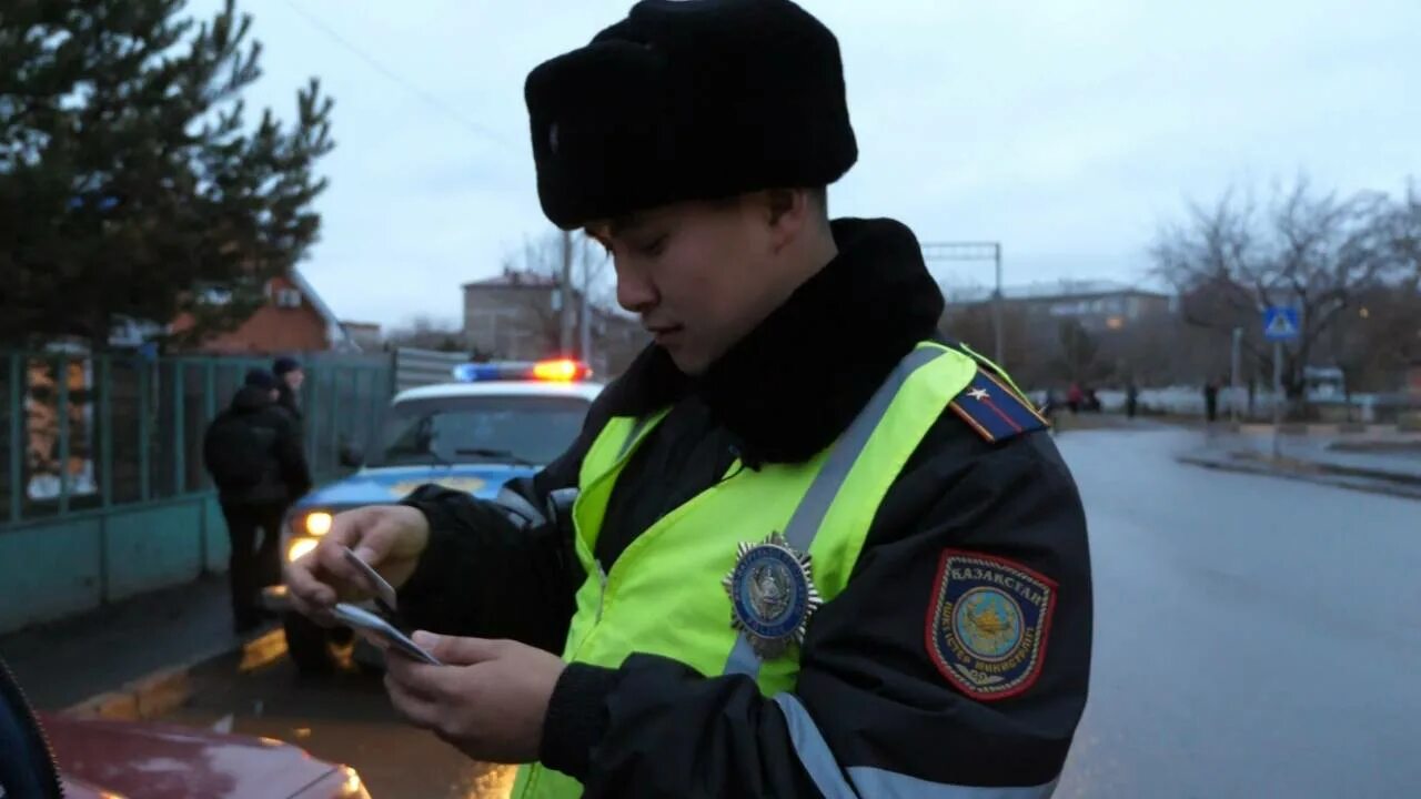 Гражданский водитель в полицию. Девушка полицейский. Девушка-полицейский на работе брюнетка. Дпс девушки красивые. Полицейский за рулём.