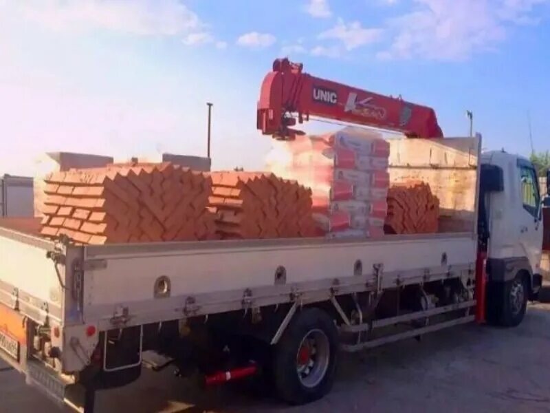 Разгрузка манипулятором. Камаз kanglim разгрузка кирпича. Манипулятор кирпич. Шаланда с манипулятором. Манипулятор кирпич.