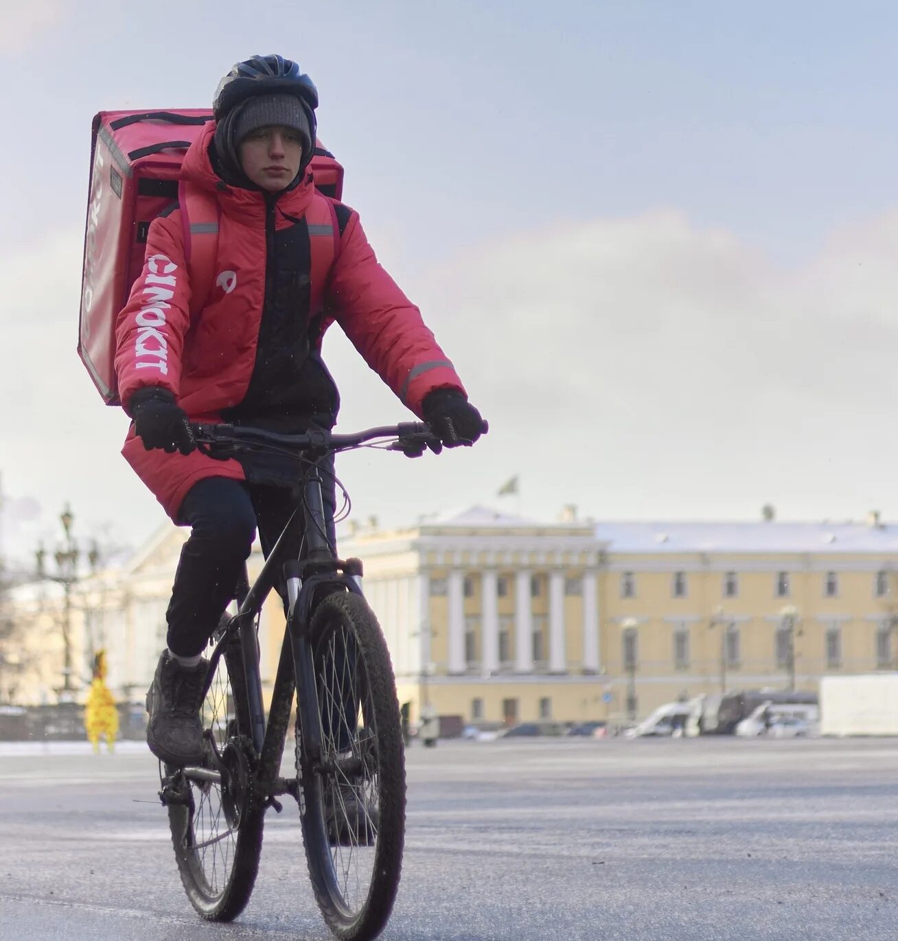 Самокат еда москва. Курьер самокат. Курьер на велосипеде. Доставщик самокат. Самокат форма.