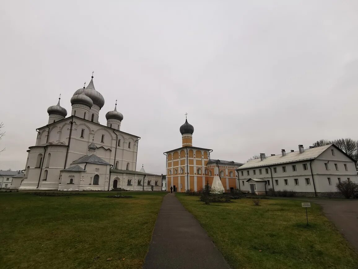 Варлаамо-Хутынский монастырь. Новгород Варлаамо-Хутынский Спасо-Преображенский монастырь. Колбенев Хутынский монастырь. Сестры Варлаамо-Хутынского монастыря. Варлаамо хутынский монастырь сайт