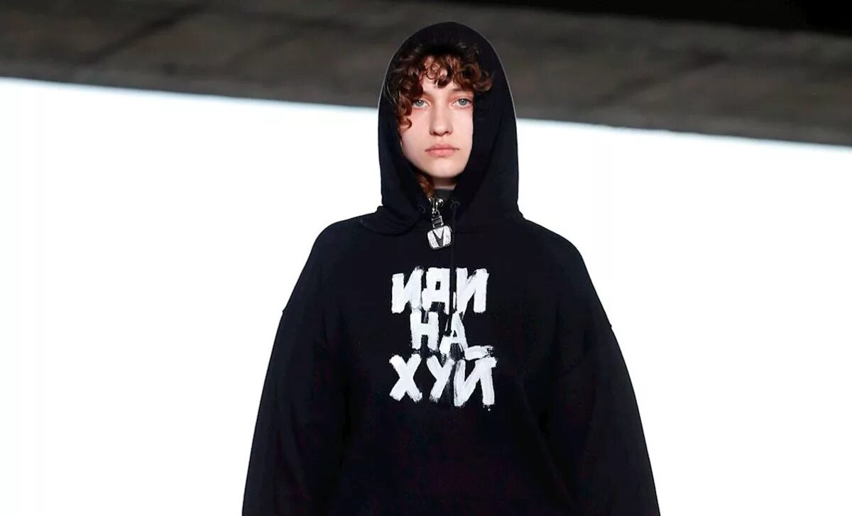 Демна Гвасалия худи. Демна Гвасалия vetements футболка. Vetements худи. Кофта ветмо. Ветмо hello