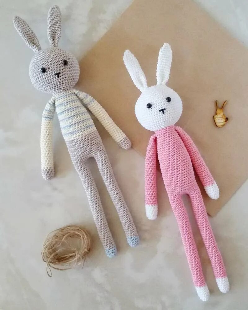 Амигуруми кролик пьер. Амигуруми длинный заяц. Игрушки амигуруми. Амигуруми длинный заяц. Вязаные игрушки.