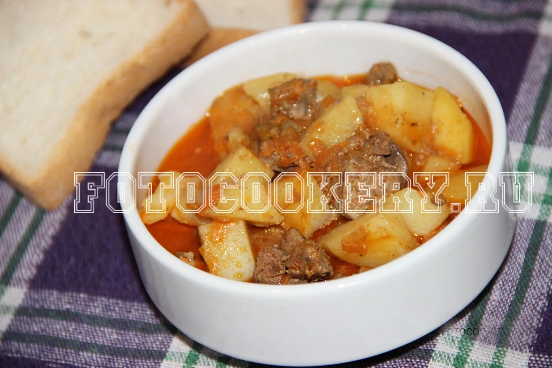 Картошка с печенкой. Картошка тушеная с куриной печенью в кастрюле. Картошка с печенью тушеная. Картошка тушеная с куриной печенью в кастрюле. Печень по деревенски.