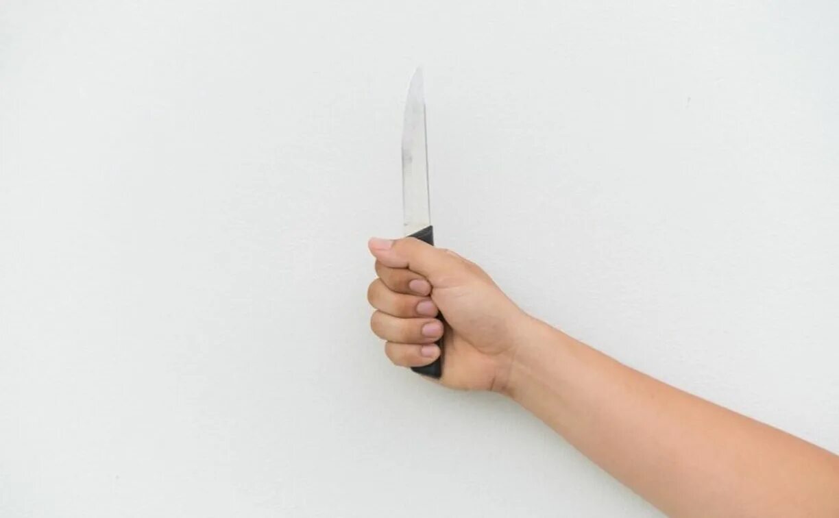 Нанесение ножевых. Нападение на женщину в Туле с ножом. Нападение на женщин фон презентация.