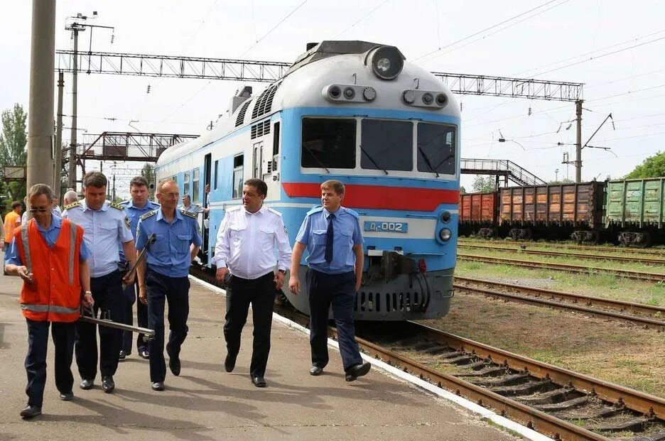 Царь поезд днр. Поезд под донецком. Чс7-303. Жд станция мандрыкино днр. Вагон.