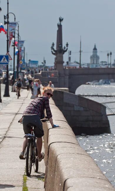 Ездила в питер. Питер покататься на велосипеде. Велосипеды на которых катают в Петербурге в центре. Часто кататься в Питер. Покататься на велосипеде в СПБ У финского залива.