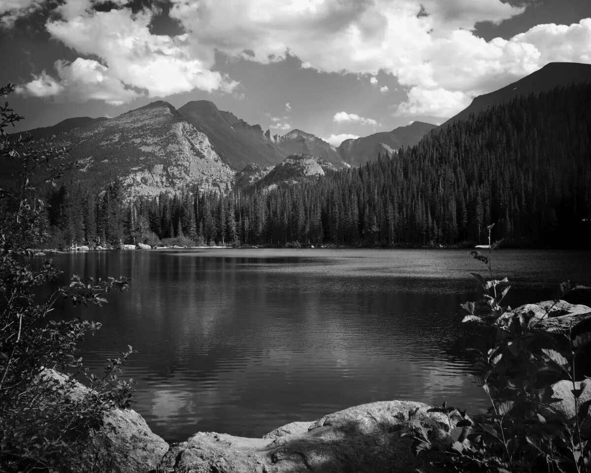 Черном и белом озерах. Долина реки Снейк Ансель Адамс 1942. Ансель Адамс картины. Озеро Уайт Лейк. Черно белый пейзаж.