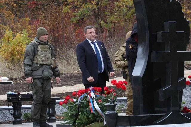 Могила гиви. Памятник гиви и мотороле. Могила гиви. Могила гиви. Могила гиви.