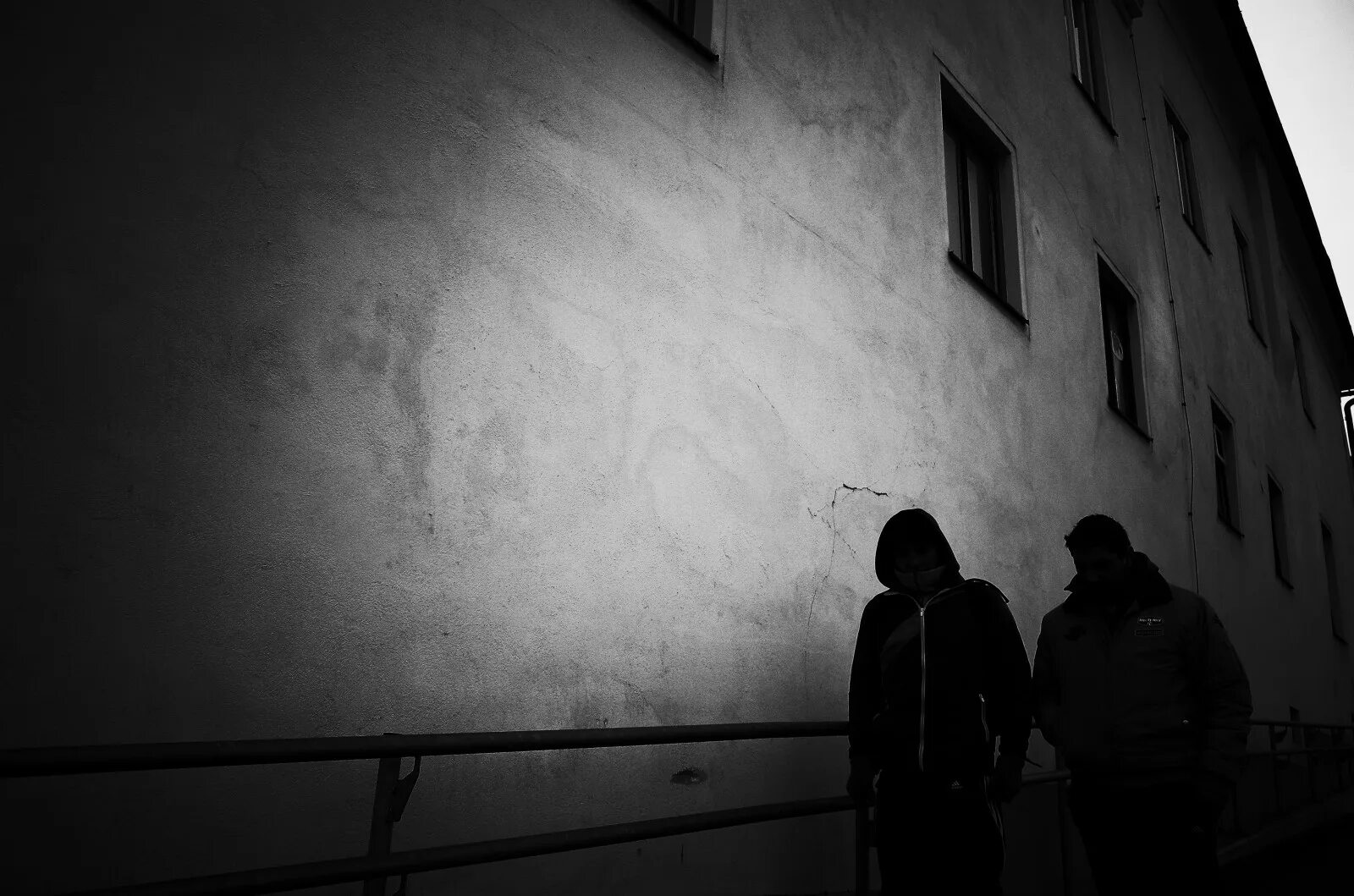 Shadows background. Тень на стене. Тень на стене текстура. Фото с тенью на стене. Тень на темной стене\.