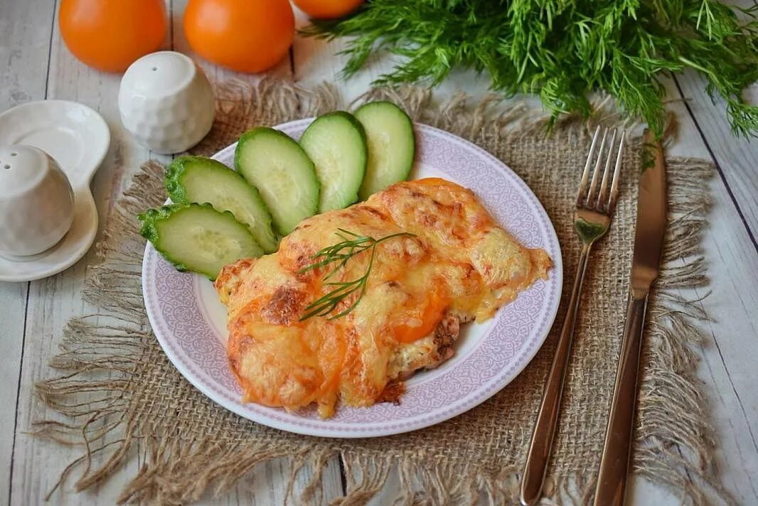 Рецепты куриное филе под сыром. Отбивная из индейки в духовке с помидорами и сыром. отбивное куриное филе. отбивные из куриного филе в духовке. куриная грудка под сыром в духовке.
